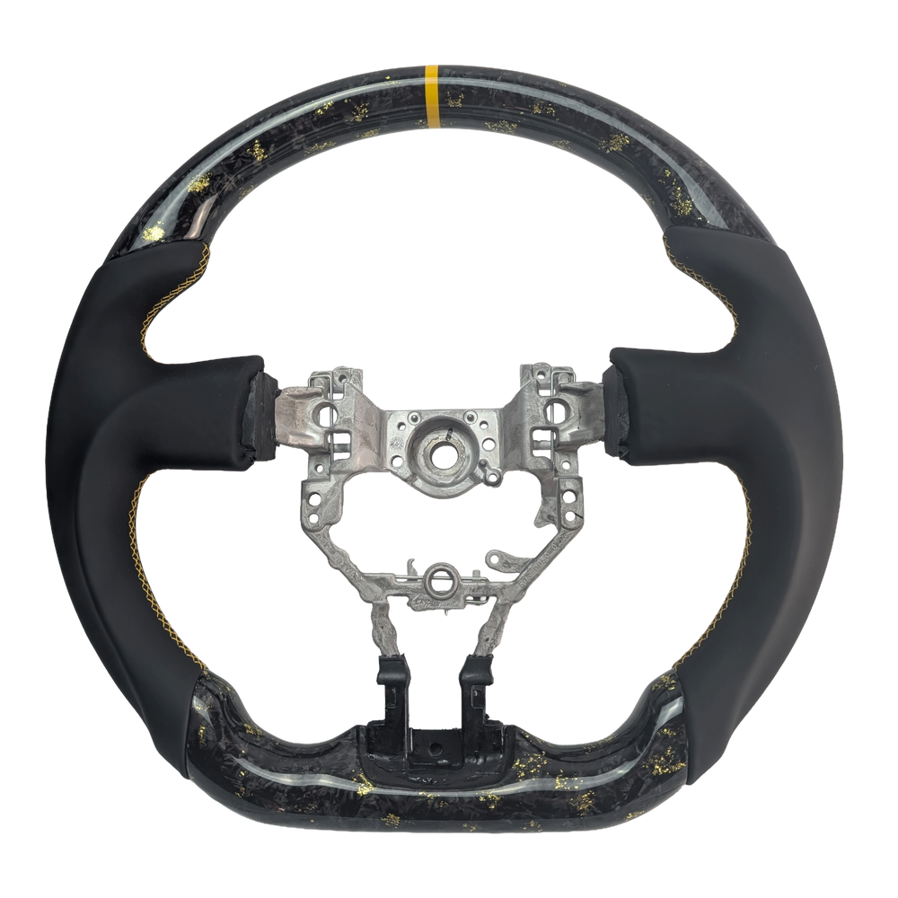 Forged Carbon mit Goldflakes, gelber Naht und Echtleder als Grifffläche
